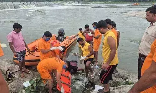 बेड़च नदी में बाइक सहित बहे दोनों युवकों के शव मिले, एक की नहीं हो पाई शिनाख्त