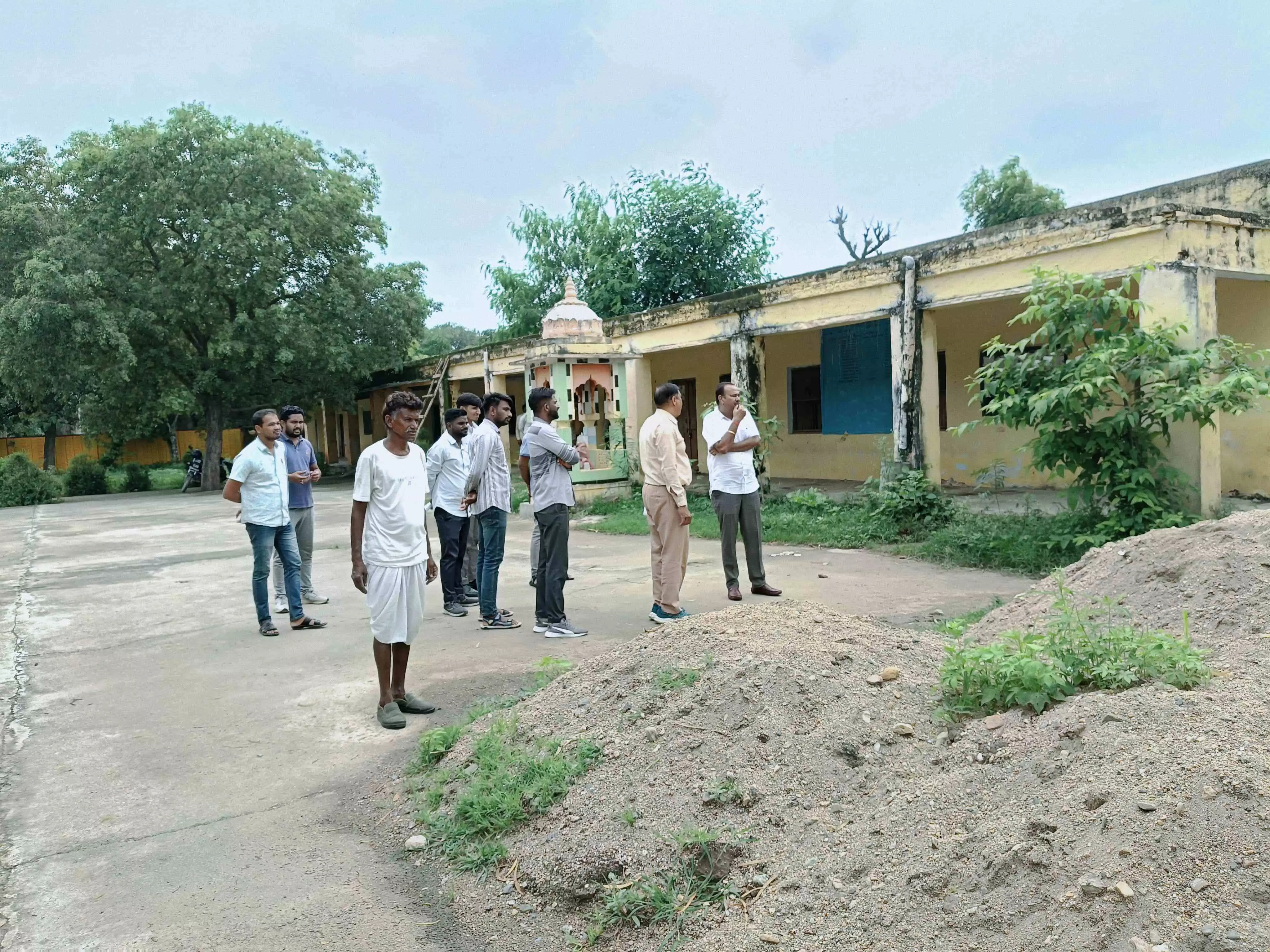 जिला कलेक्टर के आदेशानुसार असुरक्षित राजकीय भवनों का किया जा रहा है सघन निरीक्षण जिला कलेक्टर के आदेशानुसार असुरक्षित राजकीय भवनों का किया जा रहा है सघन निरीक्षण