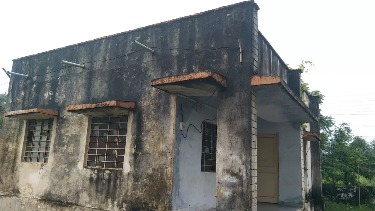 सुरक्षा उपकरण नहीं हे खेरूना ग्रिड की और छत टपक रही है अधिकारियों को लिखी चिट्ठी