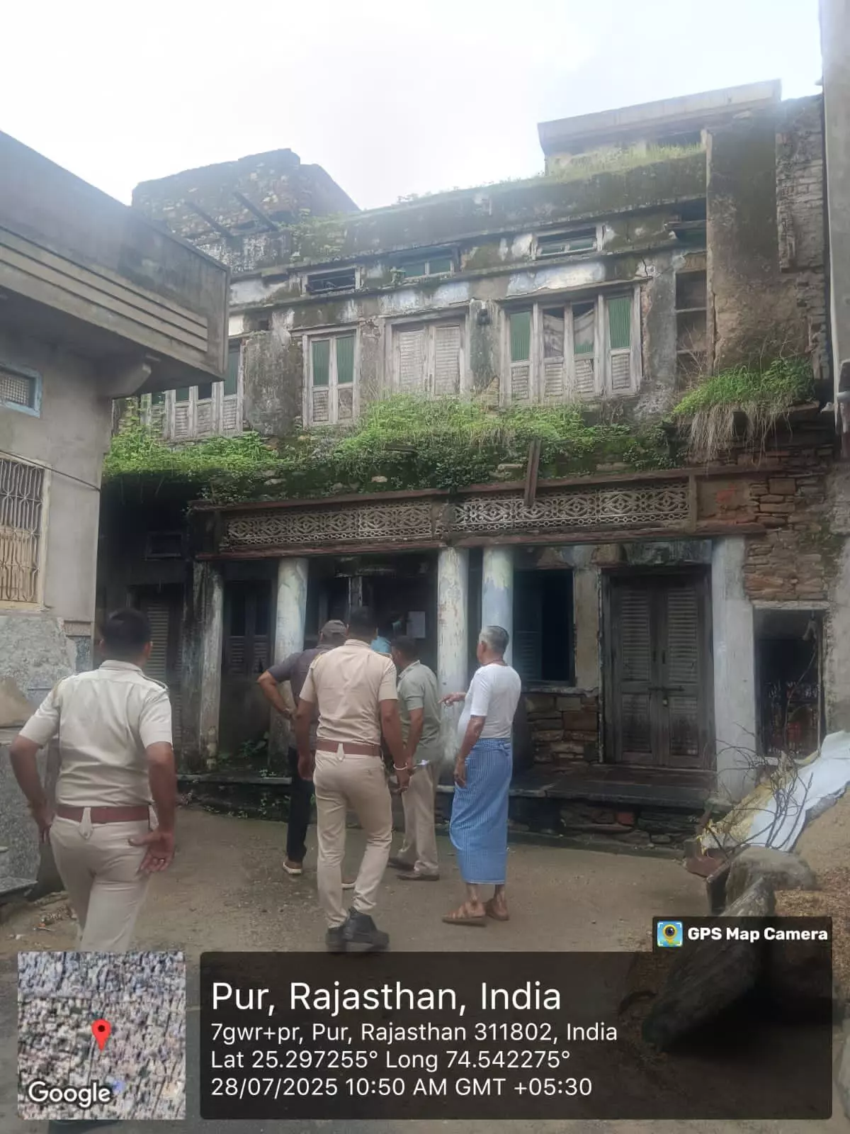 नगर निगम की भी टूटी नींद, जीर्ण शीर्ण जैसी 15 इमारतों के मालिकों को थमाए नोटिस