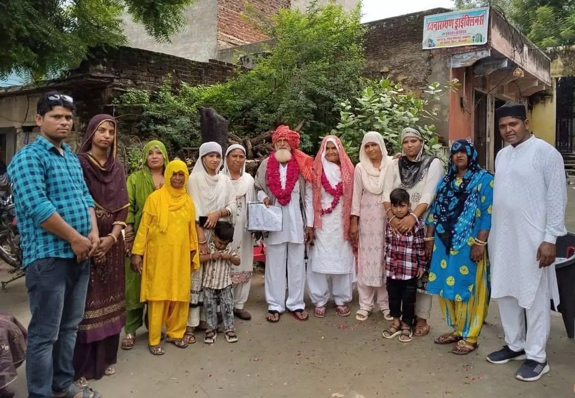 उमराह जियारत जाने वाले यात्रियों का ग्रामीणों ने किया स्वागत