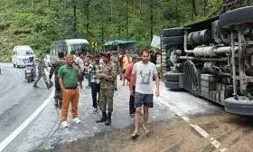 बद्रीनाथ हाईवे पर बेकाबू हुई बस, 7 जवान घायल बद्रीनाथ हाईवे पर बेकाबू हुई बस, 7 जवान घायल