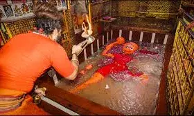 मां गंगा ने तीसरी बार श्री बड़े हनुमान जी को कराया अमृत स्नान