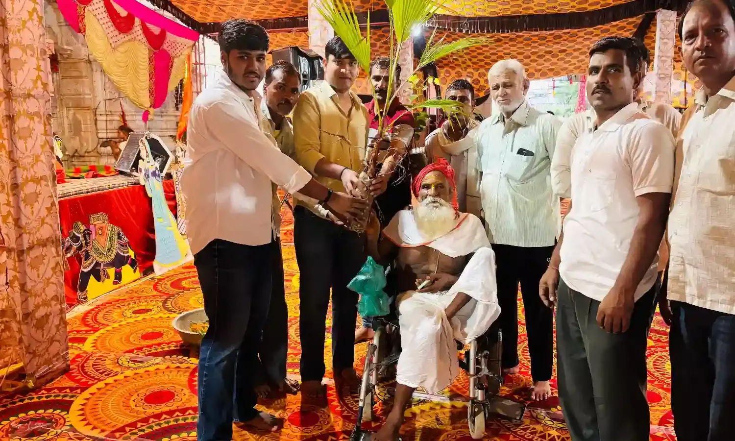 बालाजी मन्दिर परिसर में पौधे लगाकर दिया पर्यावरण का संदेश