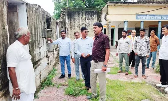 प्रशासनिक अधिकारियों ने किया आकोला विद्यालय का निरीक्षण