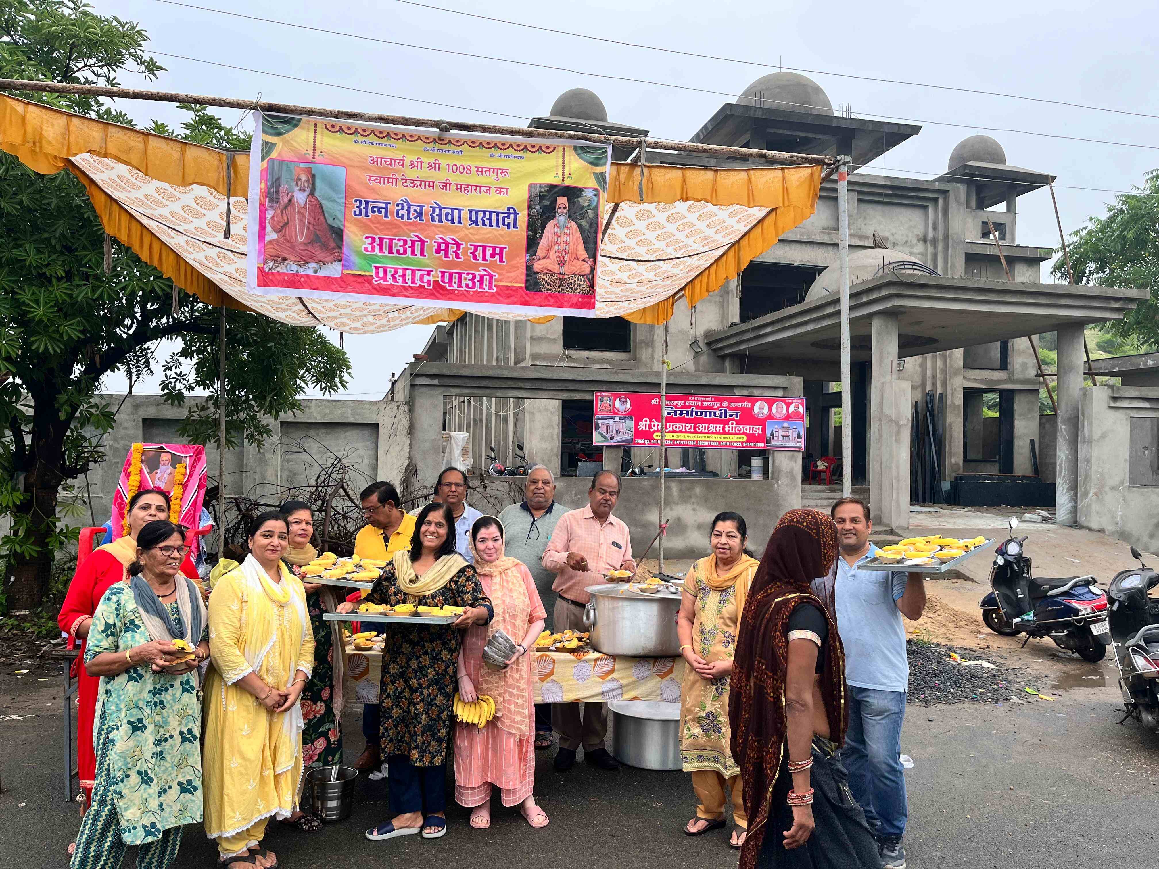 प्रेमप्रकाश आश्रम में, सतगुरू महाराज के  अवतरण दिवस पर  किया प्रसाद वितरण