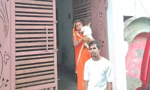 किश्त दो, पत्नी ले जाओ…’, लोन नहीं चुकाया तो बैंकवाले उठा ले गए बीवी, घंटों तक गिड़गिड़ाता रहा पति किश्त दो, पत्नी ले जाओ…’, लोन नहीं चुकाया तो बैंकवाले उठा ले गए बीवी, घंटों तक गिड़गिड़ाता रहा पति