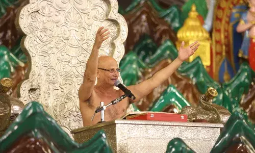 माथे पर चंदन लगाने से वो शीतलता नहीं मिलेगी, जो किसी गरीब की मदद करने से मिलेगी - राष्ट्रसंत पुलक सागर