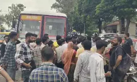 पुर रोड पर रोडवेज बस और बलेनो कार की टक्कर, लगा जाम