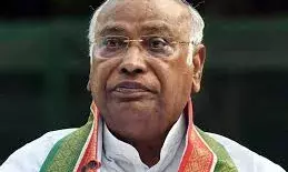 सरकार में ट्रंप को झूठा कहने की हिम्मत नहीं, खड़गे का हमला