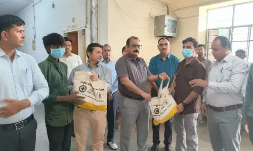 कलक्टर हसीजा ने टीबी रोगियों को बाटें पोषण किट