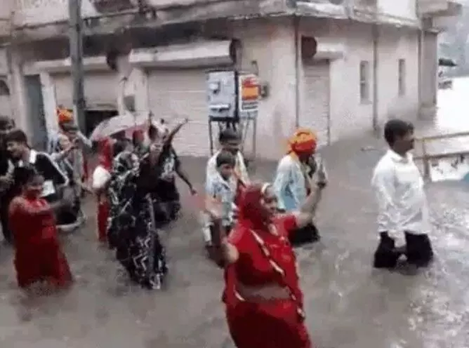 प्रदेश के कई जिलों में बाढ़ के हालात भीलवाड़ा में भी शुरू हुई बारिश , आज इन जिलों में अलर्ट,हादसों में कई मौते