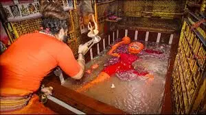 मां गंगा ने तीसरी बार श्री बड़े हनुमान जी को कराया अमृत स्नान