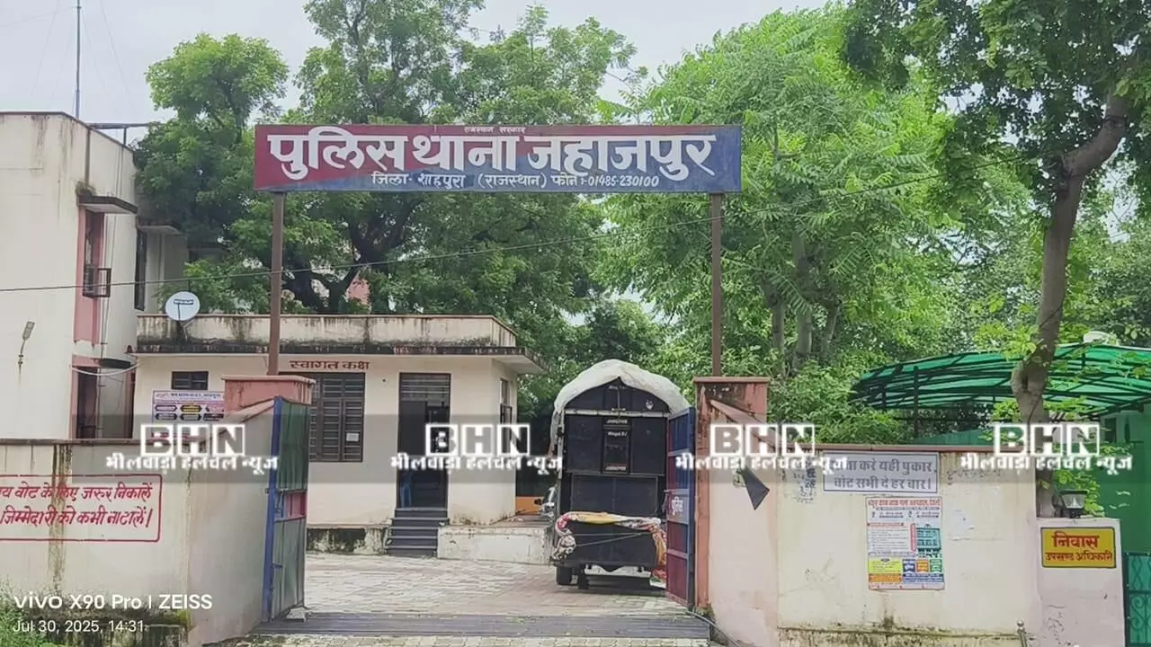 न्यायालय के सामने डीजे बजाना पड़ा भारी, पुलिस ने किया जब्त न्यायालय के सामने डीजे बजाना पड़ा भारी, पुलिस ने किया जब्त