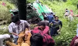 मंडी में फिर हादसा: खाई में गिरी बस, एक महिला की मौत, 9 यात्री घायल