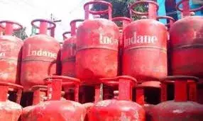 19 किलो वाले कमर्शियल एलपीजी सिलेंडर की कीमत में कटौती, होटल-रेस्टोरेंट सेक्टर को राहत