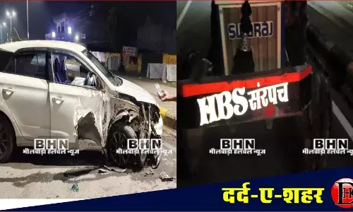 बजरी से भरी ट्रैक्टर-ट्रॉली ने कार को मारी टक्कर, बची दो युवकों की जान