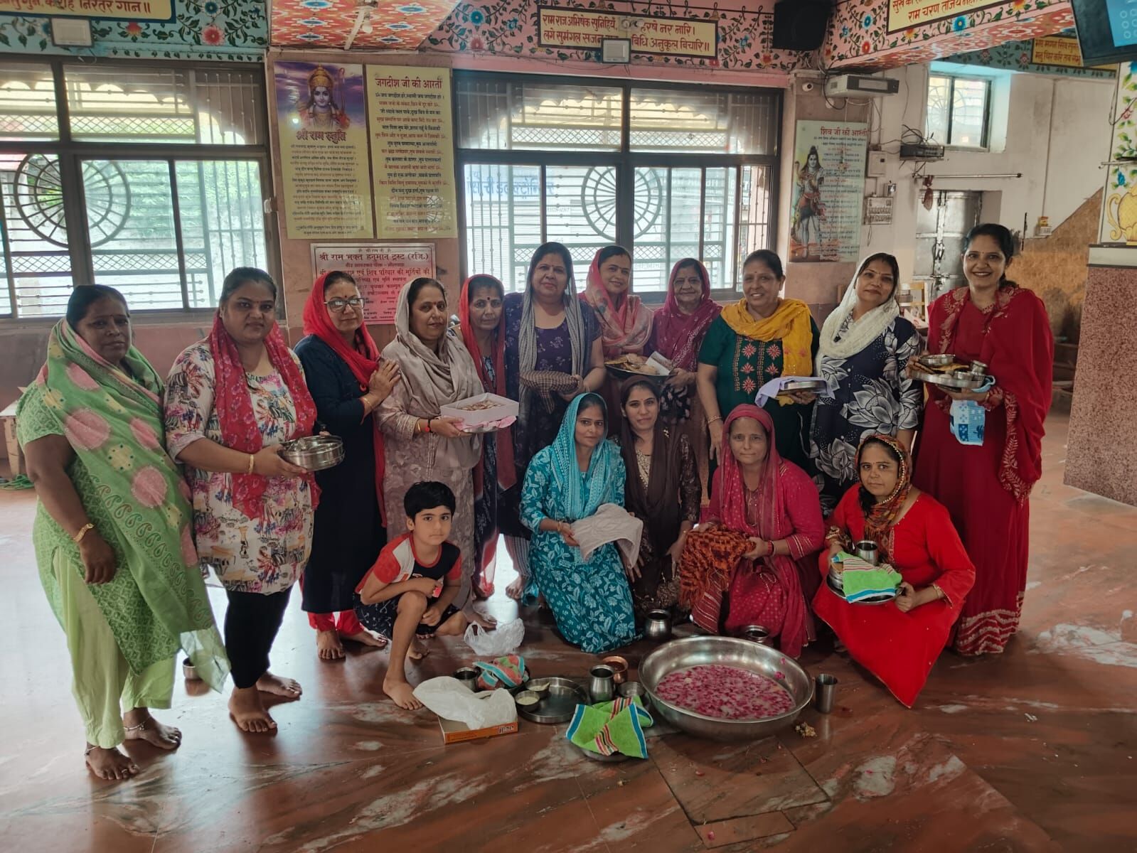 पति और पुत्रों की लंबी उम्र के लिए किया माता शीतला का सामूहिक पूजन