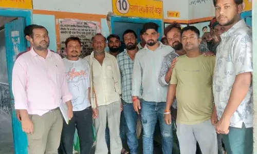 भैंसाकुंडल गांव में ग्रामीणों का प्रदर्शन, जर्जर स्कूल भवन पर कार्रवाई की मांग