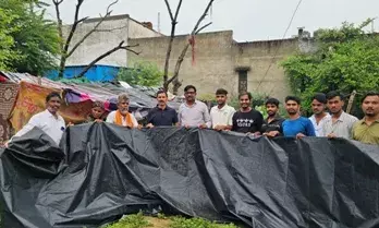 राजस्थान जनमंच ने रिमझिम बारिश में 21 झुग्गी झोपड़ी की छत पर तिरपाल लगाए