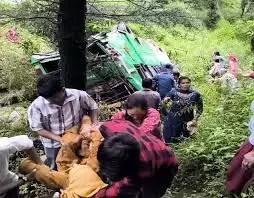 मंडी में फिर हादसा: खाई में गिरी बस, एक महिला की मौत, 9 यात्री घायल