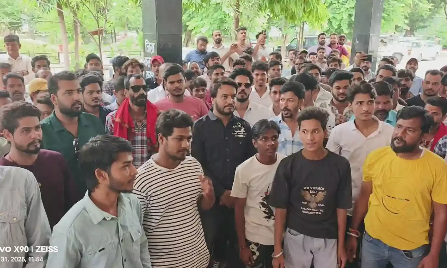 हाथ में कांवड़, दिल में भक्ति, और माथे पर जात का सवाल ये कैसा समाज बना लिया, जहाँ इंसान नहीं, उसकी जात देखी जाती है!