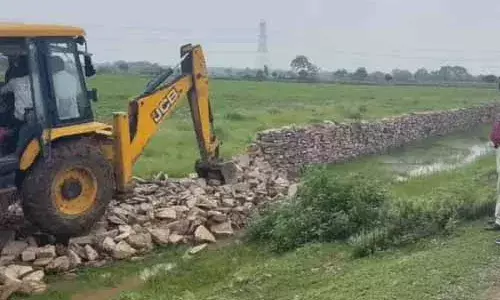 अश्लील वीडियो बनाने के आरोपी शिक्षक के अवैध अतिक्रमण पर चला बुलडोजर