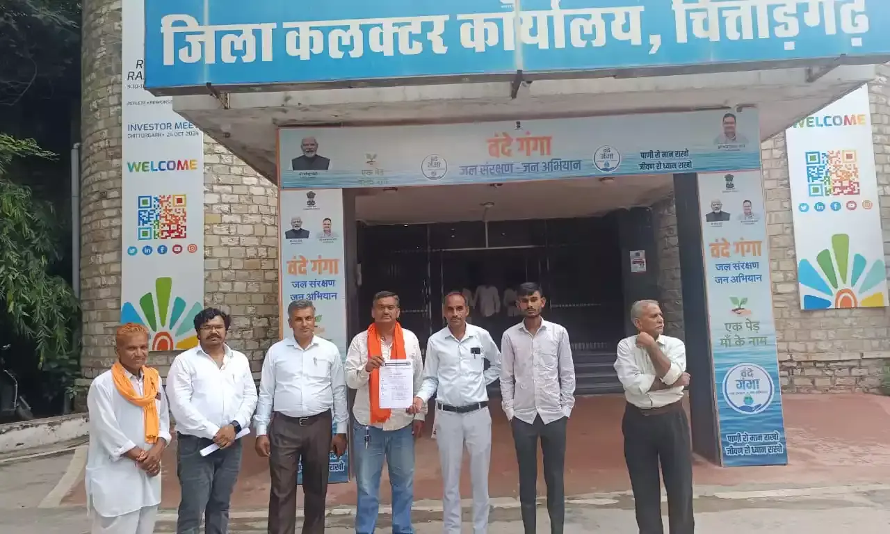 यूरिया खाद की कालाबाजारी को लेकर भारतीय किसान संघ ने जिला कलेक्टर को सौंपा ज्ञापन यूरिया खाद की कालाबाजारी को लेकर भारतीय किसान संघ ने जिला कलेक्टर को सौंपा ज्ञापन