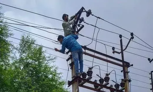 बिना सुरक्षा उपकरणों के बिजली लाइन पर काम कर रहे कर्मचारी, जान को खतरा
