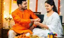 भाई को राखी बांधते समय लगाएं कितनी गांठें? जानें राखी बांधने की सही दिशा