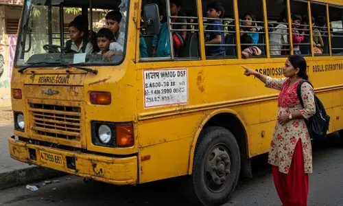स्कूली वाहनों में बच्चों को सामान की तरह ठूंस रहे, नियम-कायदे फेल