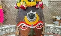 भस्म आरती में बाबा महाकाल के मस्तक पर नजर आया एक और शिवलिंग, हजारों भक्तों ने किए दर्शन