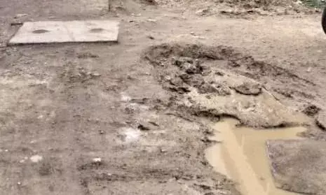 तीन माह बाद भी वार्ड 52 की सड़कें गड्ढों से भरी, पाइपलाइन में आ रहा गंदा पानी,नागरिकों में आक्रोश