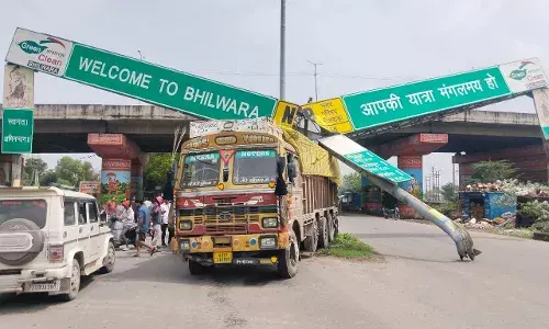 साइकिल सवार को टक्कर मारने के प्रयास के बाद भागने की कोशिश में नगर न‍िगम के  हार्डिंग्स को तोड़ा