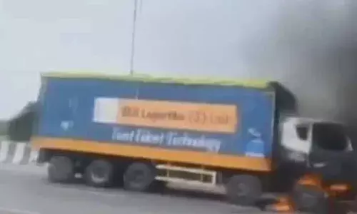 NH-48 पर चलती कंटेनर में लगी आग, चालक ने कूदकर बचाई जान