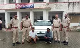 नाकाबंदी के दौरान पकड़ी फर्जी नंबर प्लेट लगी कार, तस्करी में आने वाली थी काम :2 युवक गिरफ्तार
