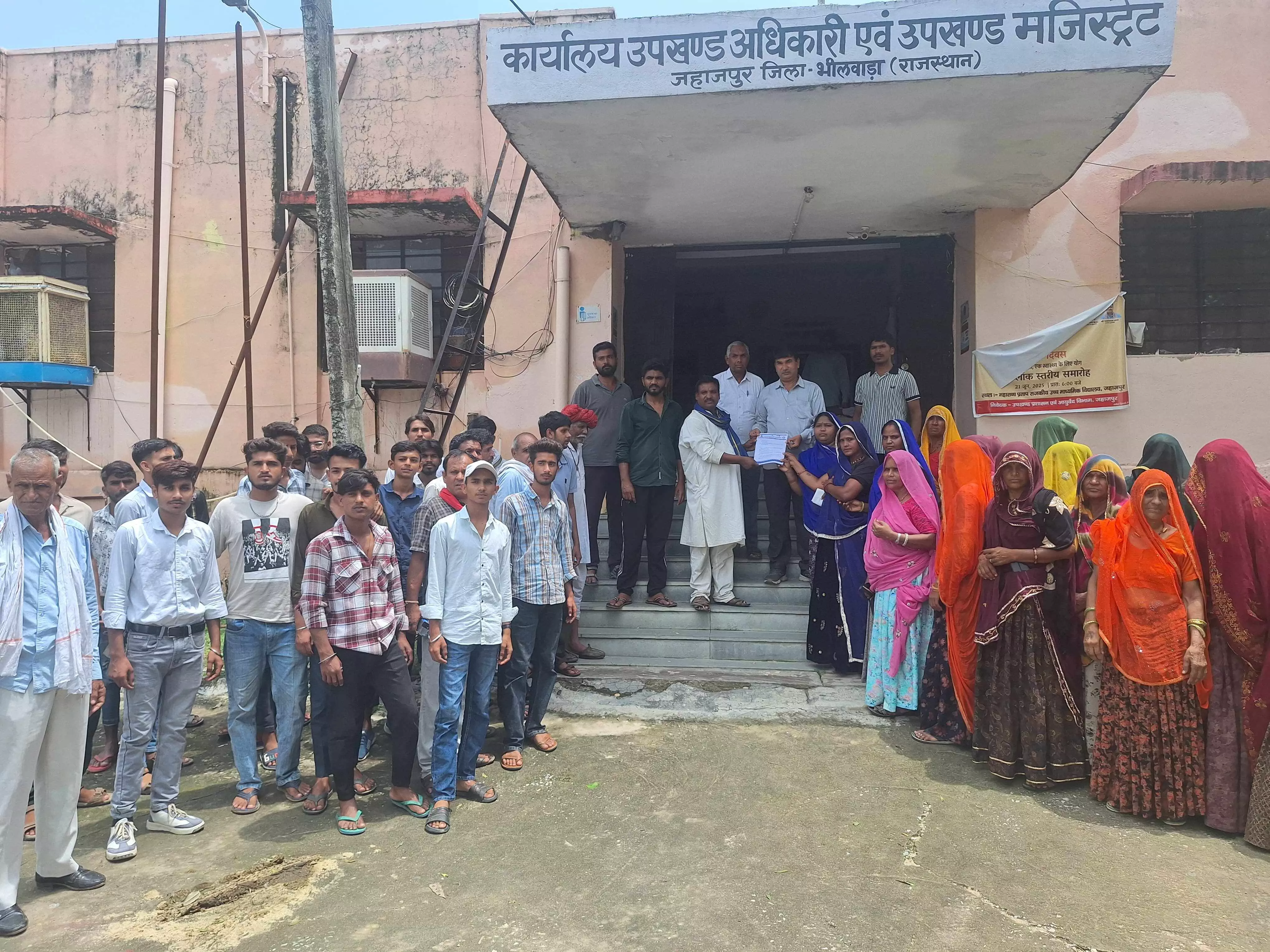 दो पक्षों के विवाद को लेकर आजाद समाज पार्टी ने एसडीएम को सोपा ज्ञापन दो पक्षों के विवाद को लेकर आजाद समाज पार्टी ने एसडीएम को सोपा ज्ञापन