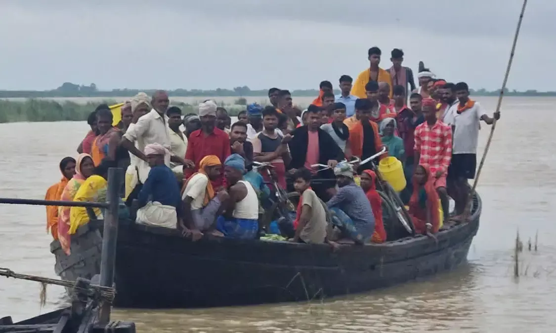 गंगा में 31 लोगों को ले जा रही नाव पलटी, चार युवक डूबे, एक का शव बरामद, तीन लापता
