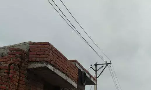 बिजली विभाग द्वारा कही बार सूचना देने के बाद भी नही हटाई 1100 हजार वोल्टेज लाइन