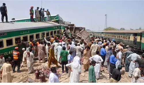 यात्री ट्रेन के कई डिब्बे पटरी से उतरे, 30 लोग घायल; डिब्बों में फंसे कुछ यात्रियों को बचाने के प्रयास जारी