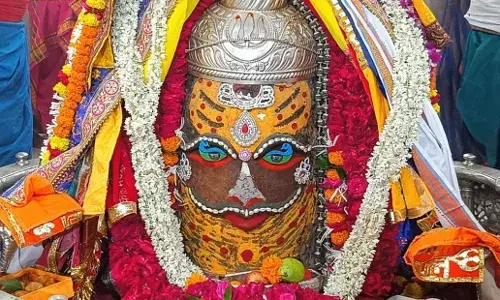 श्रावण मास की नवमी पर बाबा महाकाल की भस्म आरती, पूजन सामग्री से हुआ दिव्य श्रृंगार