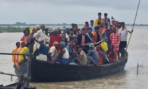 गंगा में 31 लोगों को ले जा रही नाव पलटी, चार युवक डूबे, एक का शव बरामद, तीन लापता