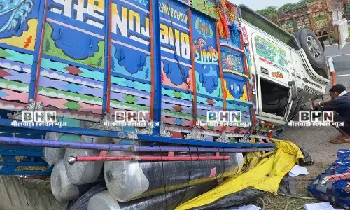 भीलवाड़ा चित्तौड़गढ़ नेशनल हाईवे पर पिकअप गाड़ी अनियंत्रित होकर पलटी