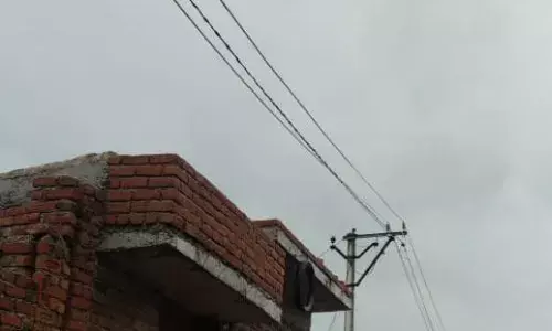 बिजली विभाग द्वारा कही बार सूचना देने के बाद भी नही हटाई 1100 हजार वोल्टेज लाइन