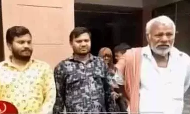 बुजुर्ग ने कलेक्टर के पैर छूने की कोश‍िश तो बोले कलेक्‍टर-मैं तो आपका सेवक हूं