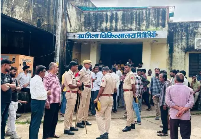 बिजौलिया में हाईटेंशन करंट से युवक की मौत:18 घंटे बाद मोर्च्युरी के बाहर धरना समाप्त, मुआवजा और नौकरी का दिया आश्वासन बिजौलिया में हाईटेंशन करंट से युवक की मौत:18 घंटे बाद मोर्च्युरी के बाहर धरना समाप्त, मुआवजा और नौकरी का दिया आश्वासन