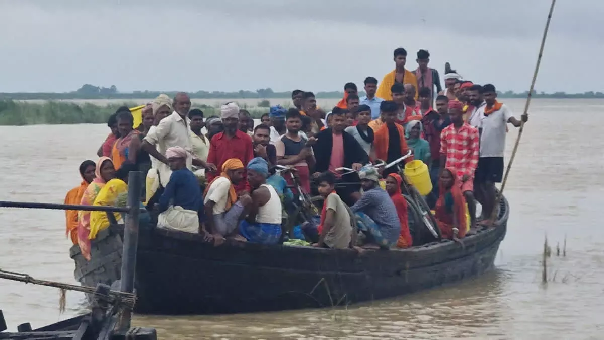 गंगा में 31 लोगों को ले जा रही नाव पलटी, चार युवक डूबे, एक का शव बरामद, तीन लापता गंगा में 31 लोगों को ले जा रही नाव पलटी, चार युवक डूबे, एक का शव बरामद, तीन लापता
