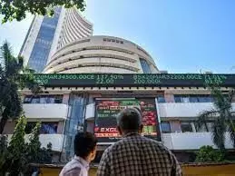 अमेरिकी टैरिफ के चलते भारतीय शेयर बाजार इस हफ्ते करीब एक प्रतिशत फिसले अमेरिकी टैरिफ के चलते भारतीय शेयर बाजार इस हफ्ते करीब एक प्रतिशत फिसले