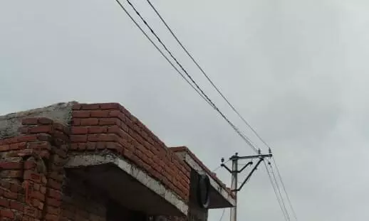बिजली विभाग द्वारा कही बार सूचना देने के बाद भी नही हटाई 1100 हजार वोल्टेज लाइन बिजली विभाग द्वारा कही बार सूचना देने के बाद भी नही हटाई 1100 हजार वोल्टेज लाइन