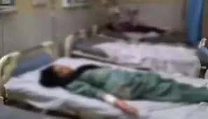 बहनों से छेड़छाड़ रोकने पर बदमाशों ने घर में घुसकर किया हमला, चाकू और पाइप से घायल किया पूरा परिवार